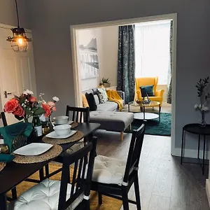 https://stylish-spacious-luxurious-home-parking.hotelsin-chester.com