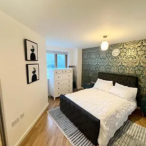 Apartment 2 Bedroom Near Olympic Park With Free Parking, London