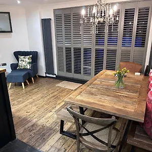 Apartment •mangohauslondon• •airconditioned•garden•fire Pit•, London