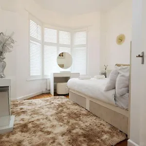 https://luxe-living-apartment-driveway-parking-gym-pass.cardiffhotelswales.com